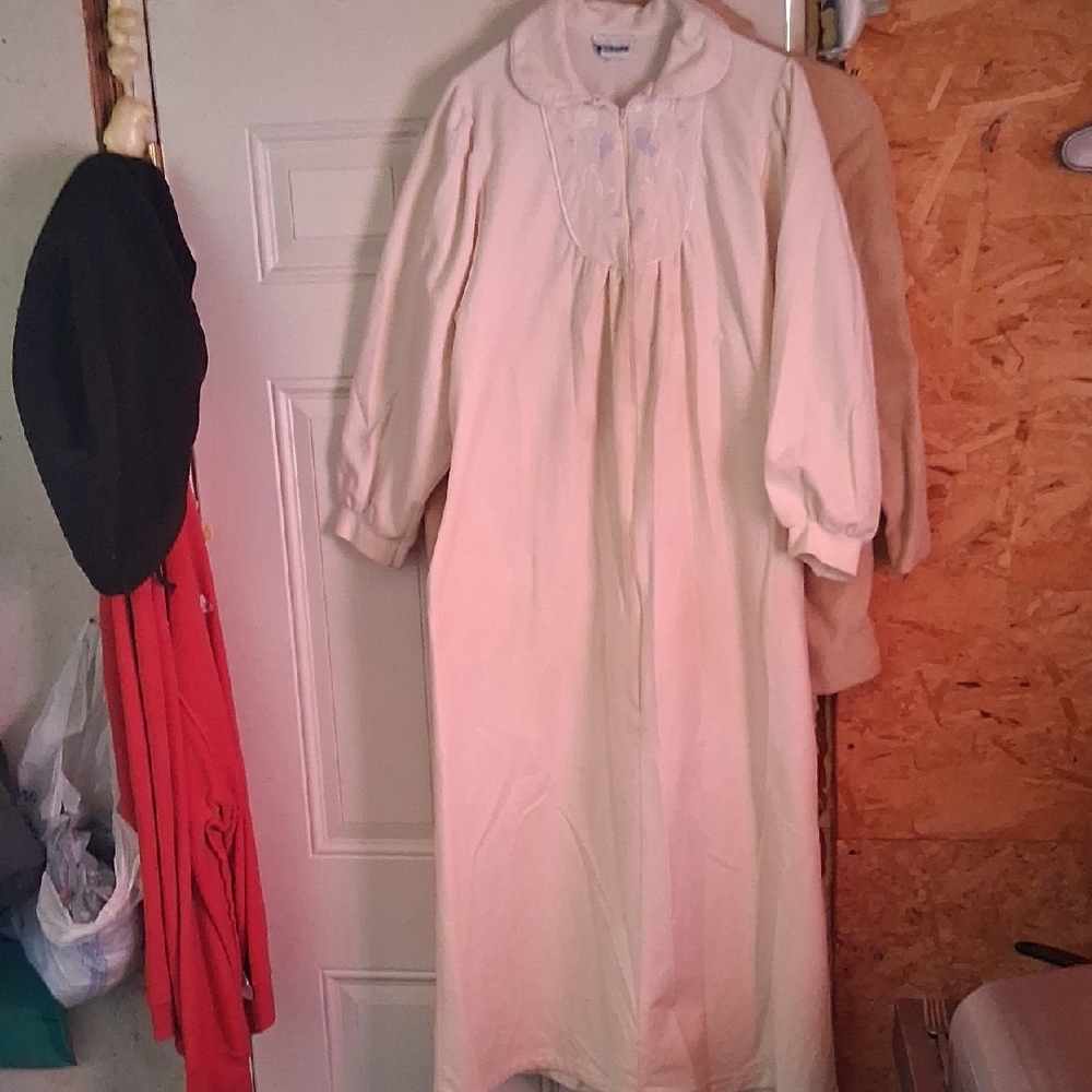 Apostrophe Cream Robe